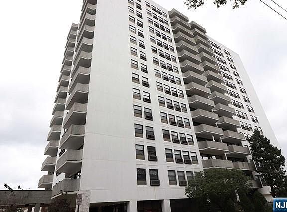 2nd image of 1600 Center Ave APT 1E