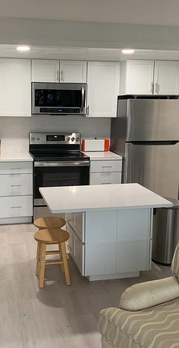 1 bed, 690 sqft, $1,300 — Photo 2