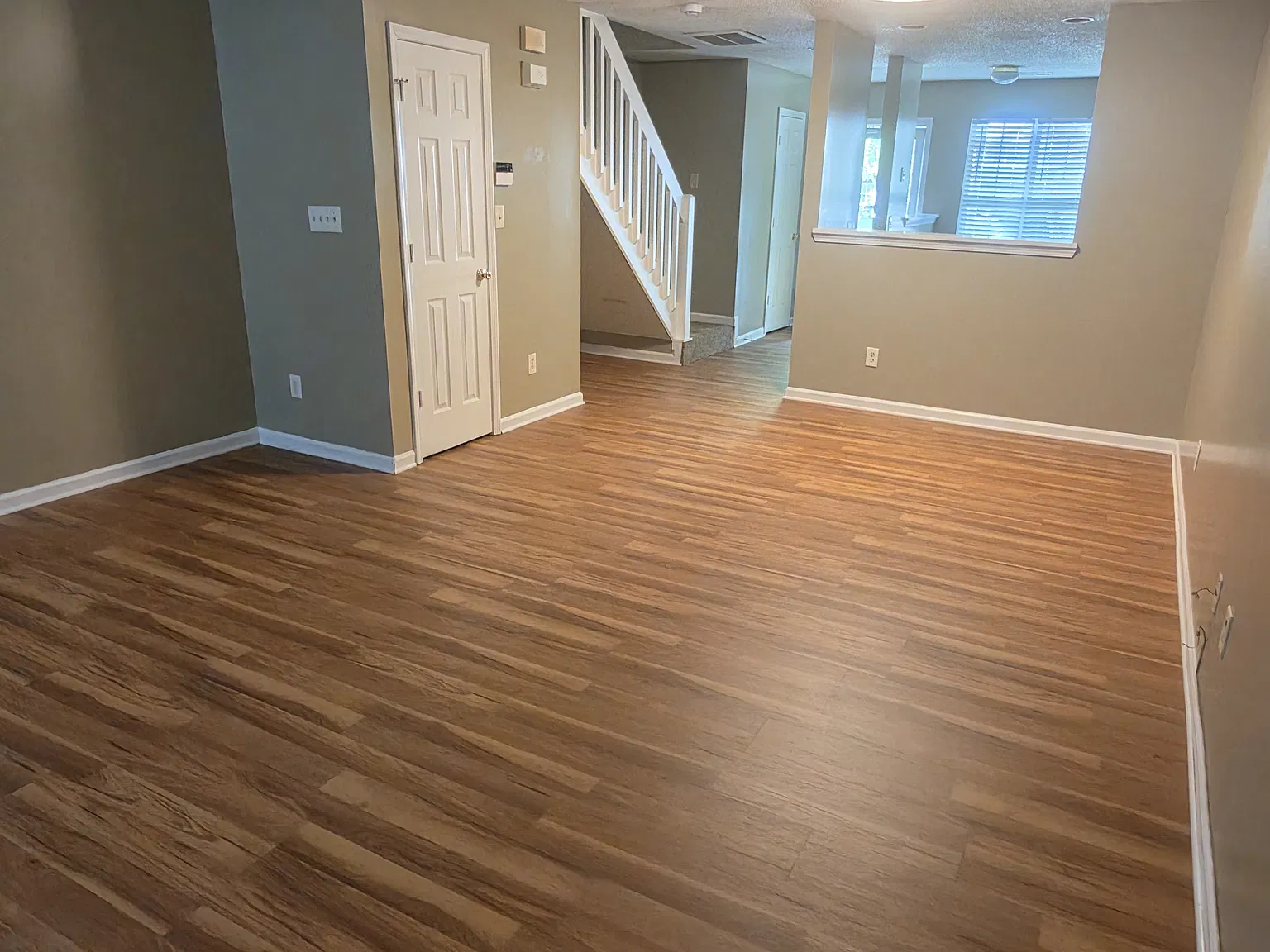 2 bed, 2.5 bath, 1095 sqft, $1,350 — Photo 2