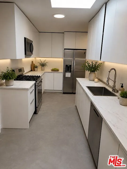 3 bed, 2.0 bath, 1800 sqft, $3,955 — Photo 3