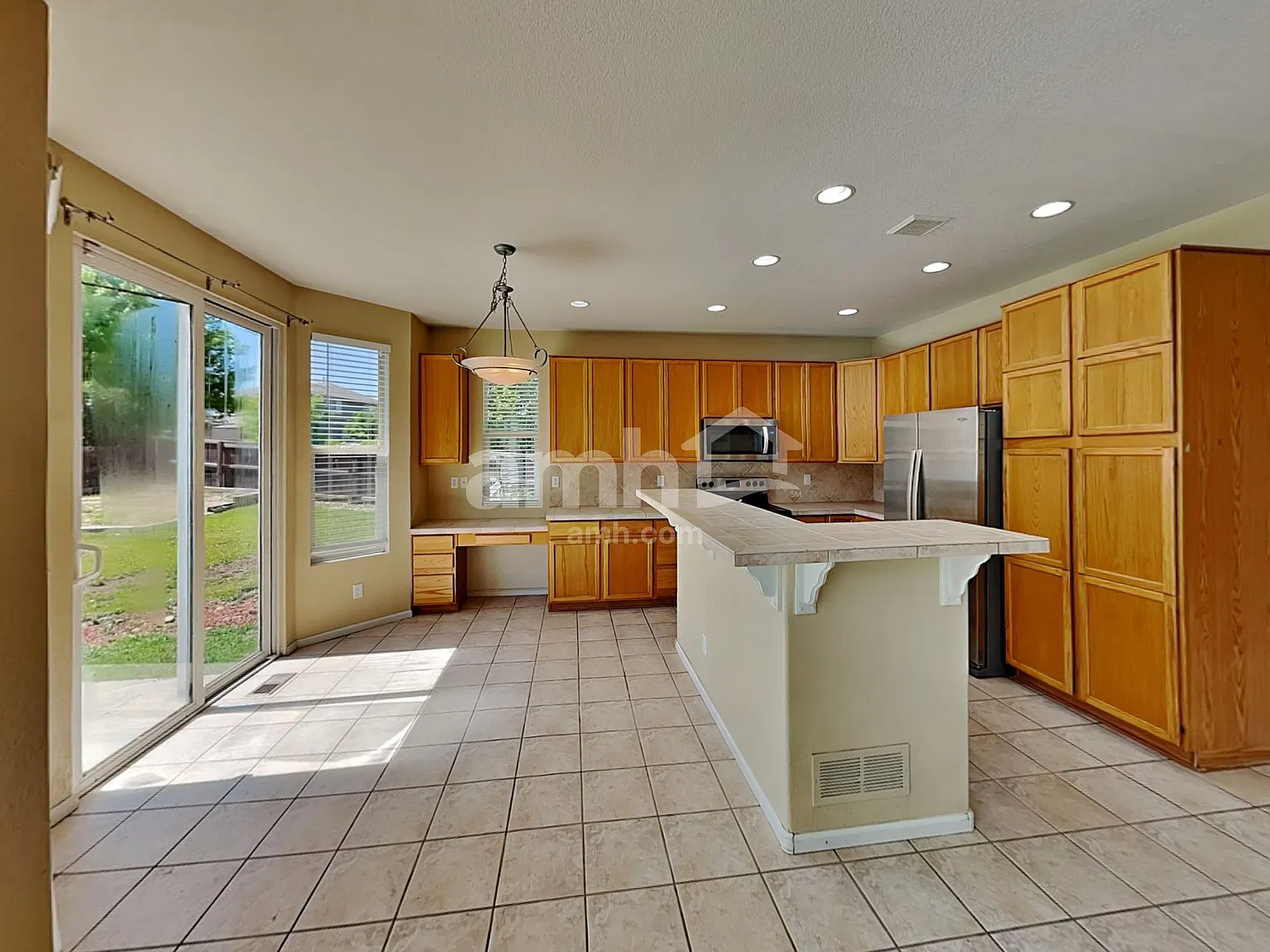 3 bed, 2.5 bath, 2505 sqft, $3,325 — Photo 4