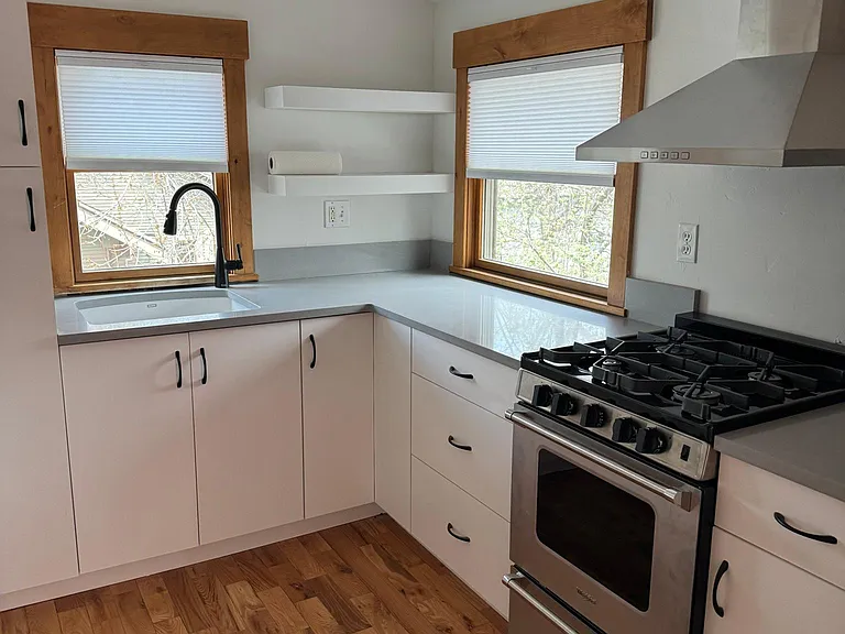 1029 W Oak St — Photo 8