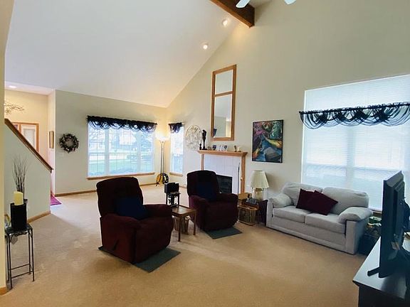 Great Room/Family Room w Volume Ceilings