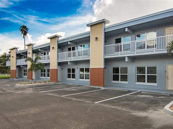 2nd image of 3300 Oak St NE APT 202