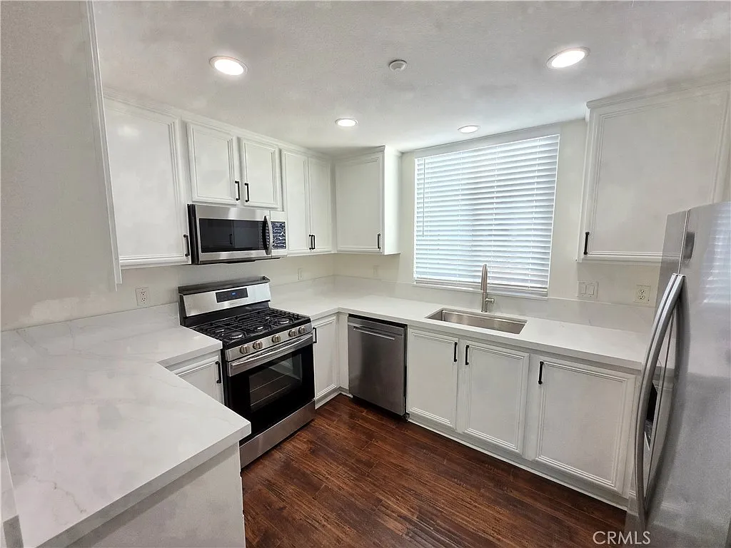 2 bed, 2.5 bath, 1294 sqft, $3,800 — Photo 3