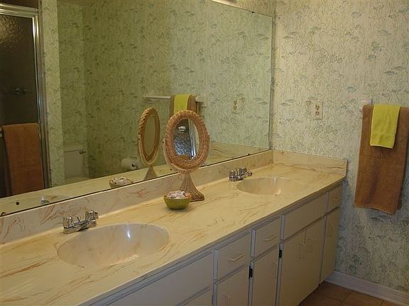Master Bath With Dual Sinks & Walk-in Shower