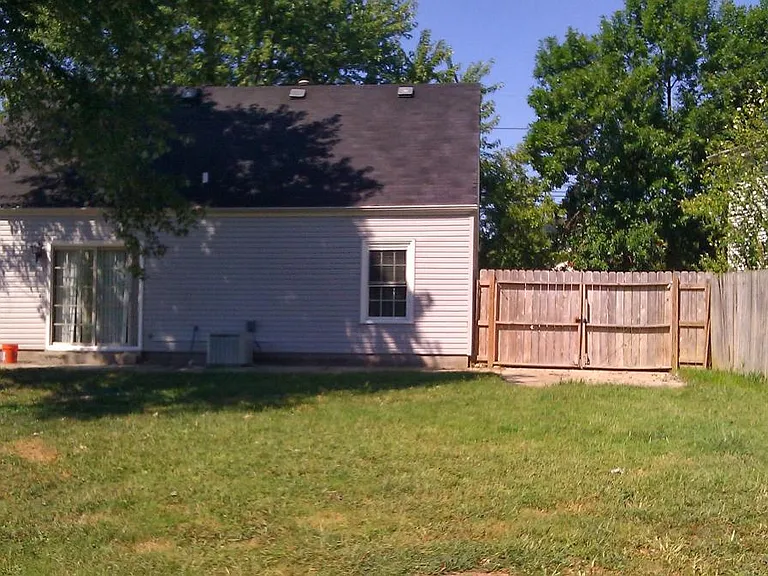 10511 Hillpark Dr — Photo 2