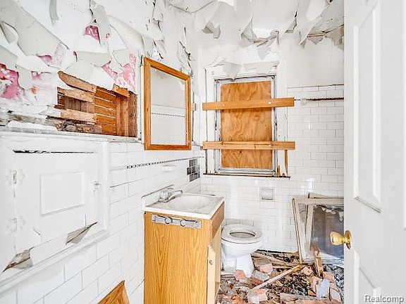 4th image of 5282 Lakeview St
