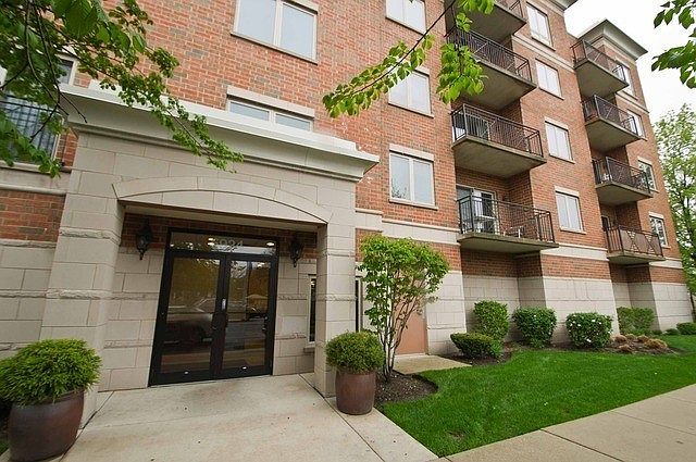 1st image of 5924 N Lincoln Ave APT 401