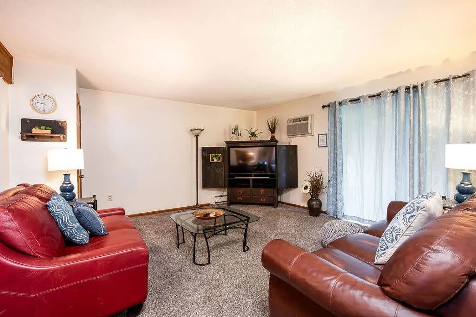 2 bed, 1.0 bath, 893 sqft, $1,218 — Photo 1
