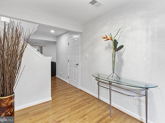 3rd image of 2025 N Buchanan Ct