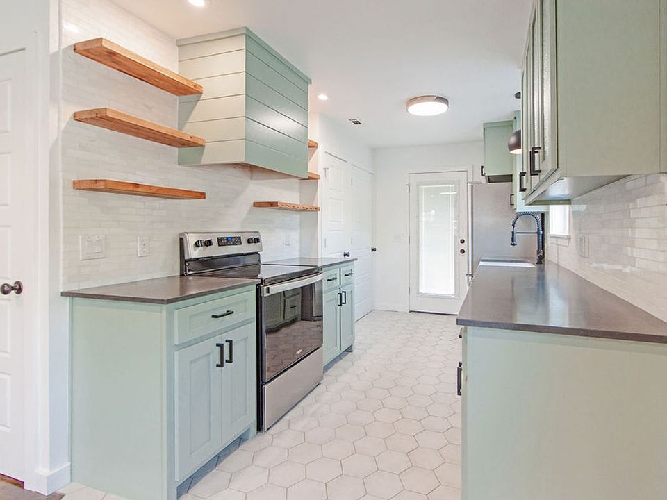 1st image of 400 W Poplar St #D