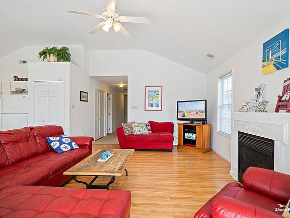 4th image of 315 E Pine Ave #B