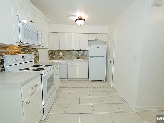 3rd image of 9 Village Way Unit 4