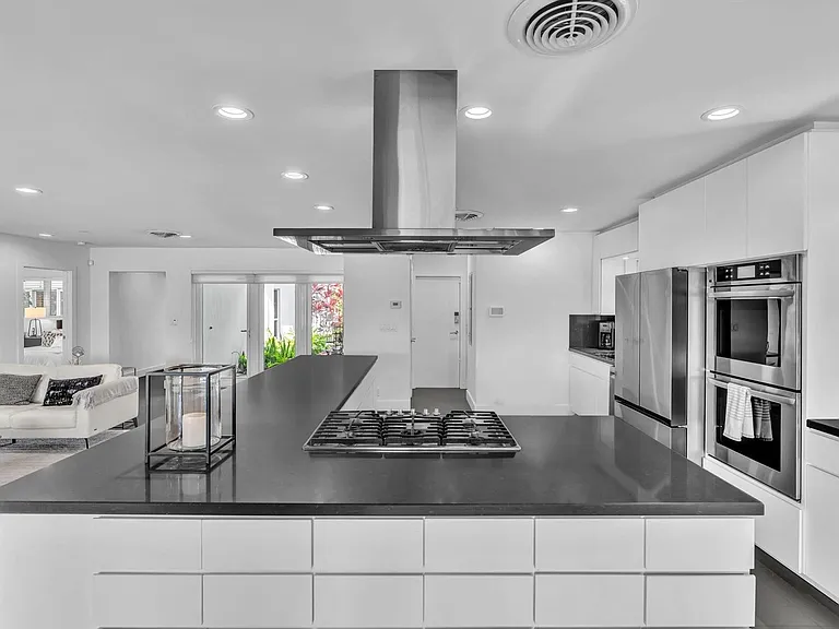 1640 NE 43rd St — Photo 38