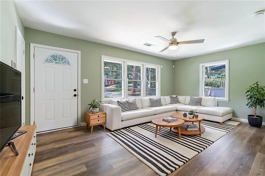 3 bed, 1.0 bath, 1044 sqft, $1,595 — Photo 2
