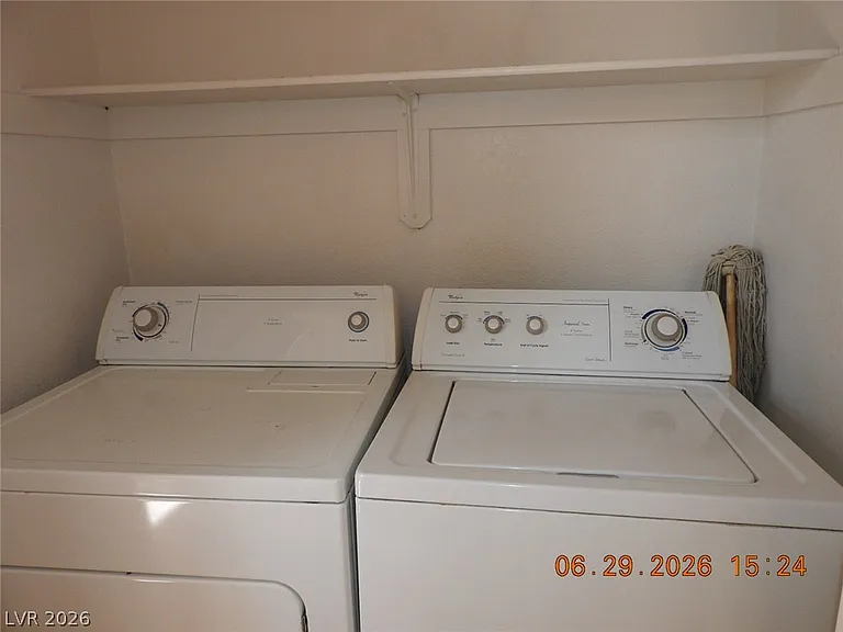 742 Endicott Ct — Photo 17