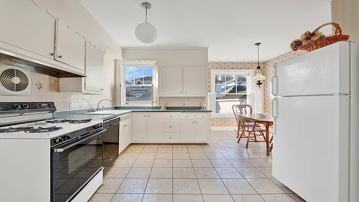 Sold by Remax Real Estate Professionals | media 17
