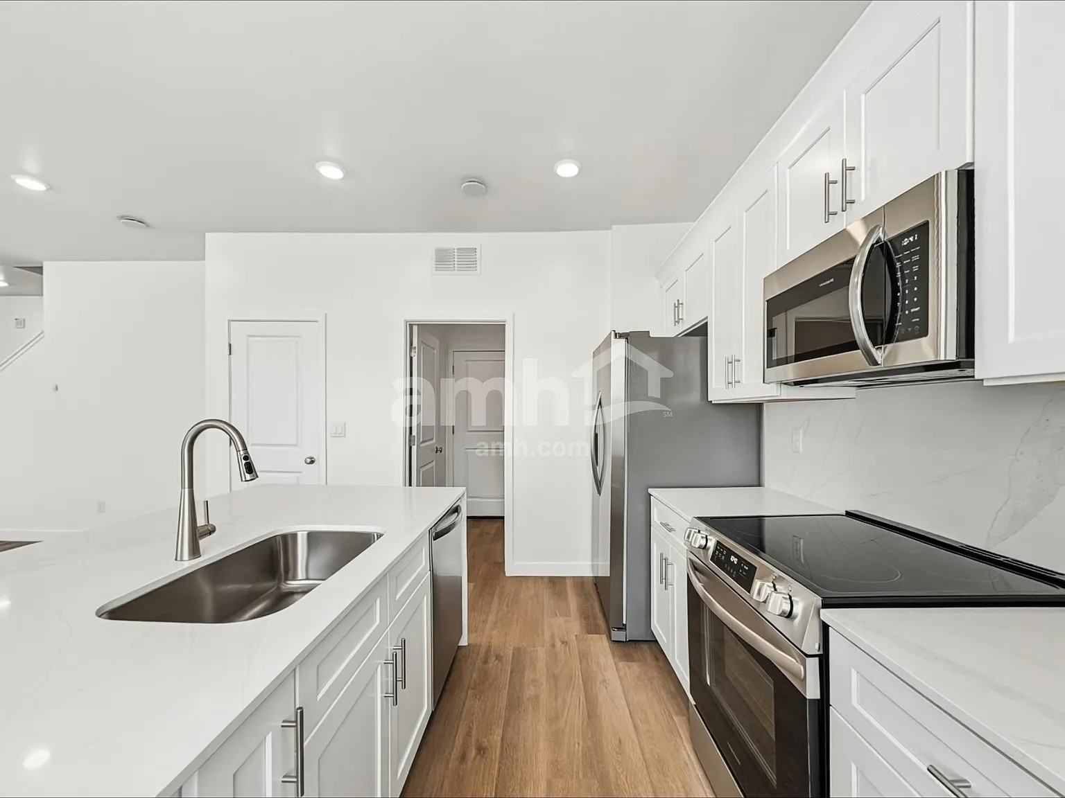 5 bed, 3.0 bath, 2165 sqft, $2,505 — Photo 3