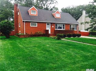 33 Center St, Ronkonkoma, NY 11779
