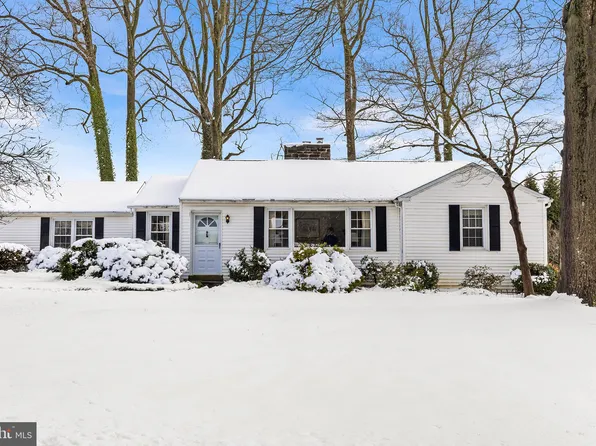 414 School Ln, Strafford, PA 19087