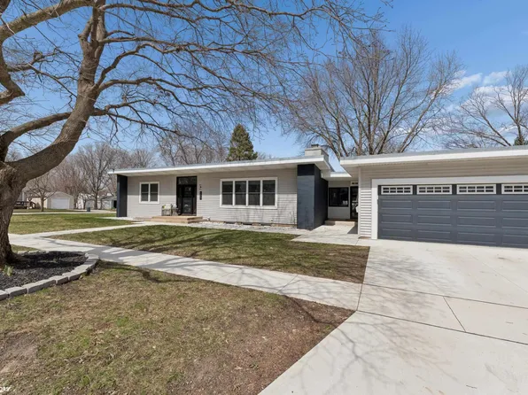 900 6th Ave S, Clear Lake, IA 50428