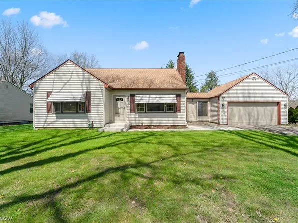 24 Neff Dr, Canfield, OH 44406