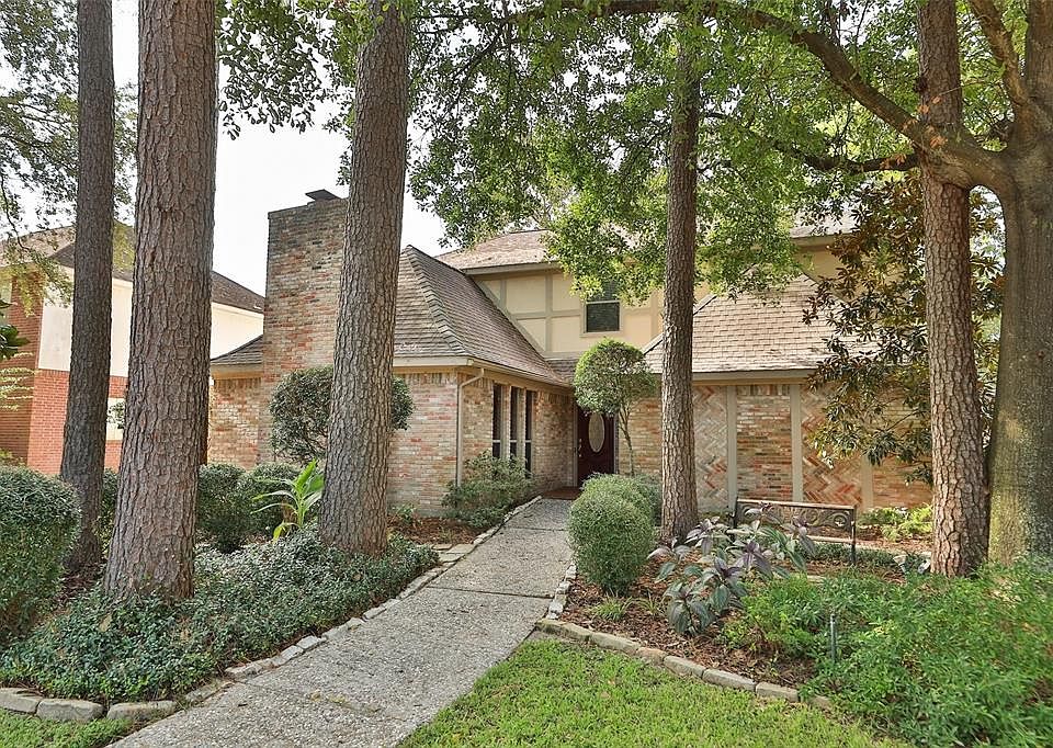 Beautiful 4/5 bedroom home on quiet, tree lined street in Champions Park.