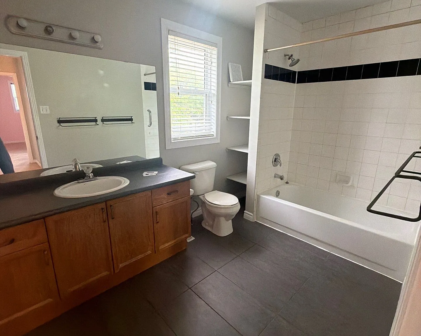 1138 Limberlost Road London — Photo 3