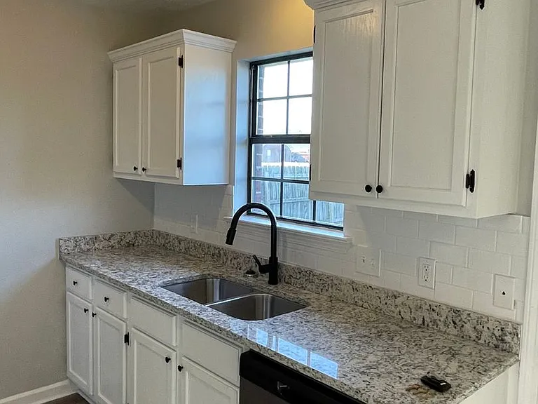 1415 Huebner St — Photo 4