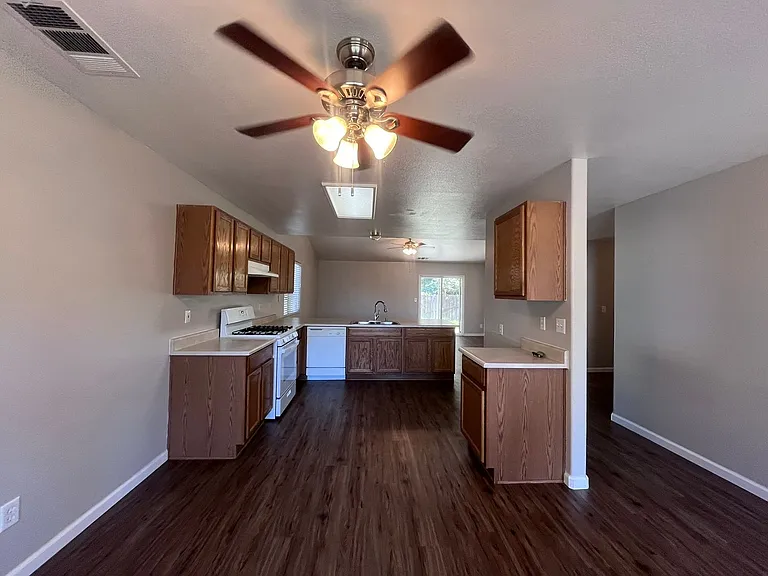 1692 Mount Whitney Ave — Photo 3