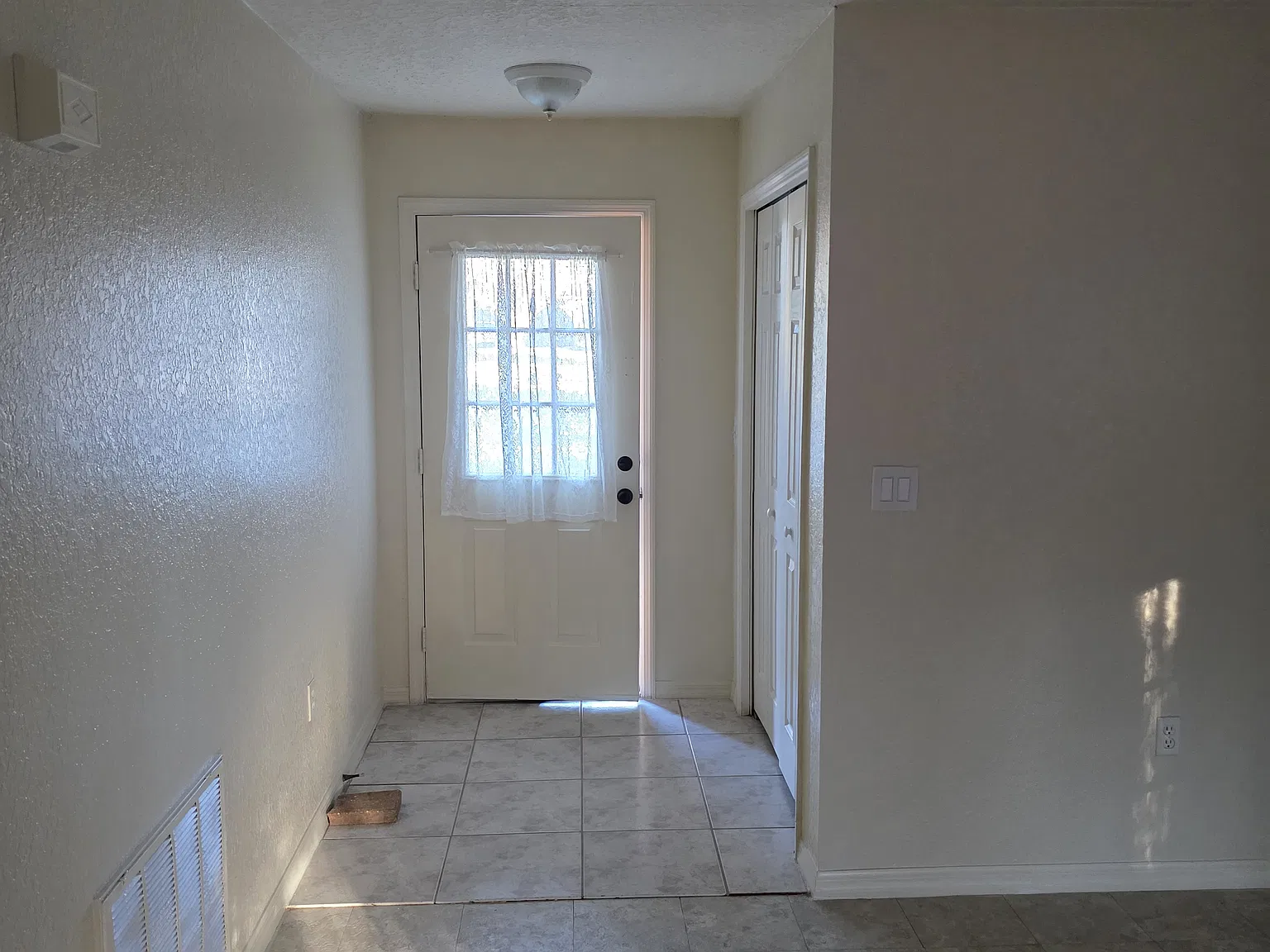 3 bed, 1452 sqft, $1,900 — Photo 4