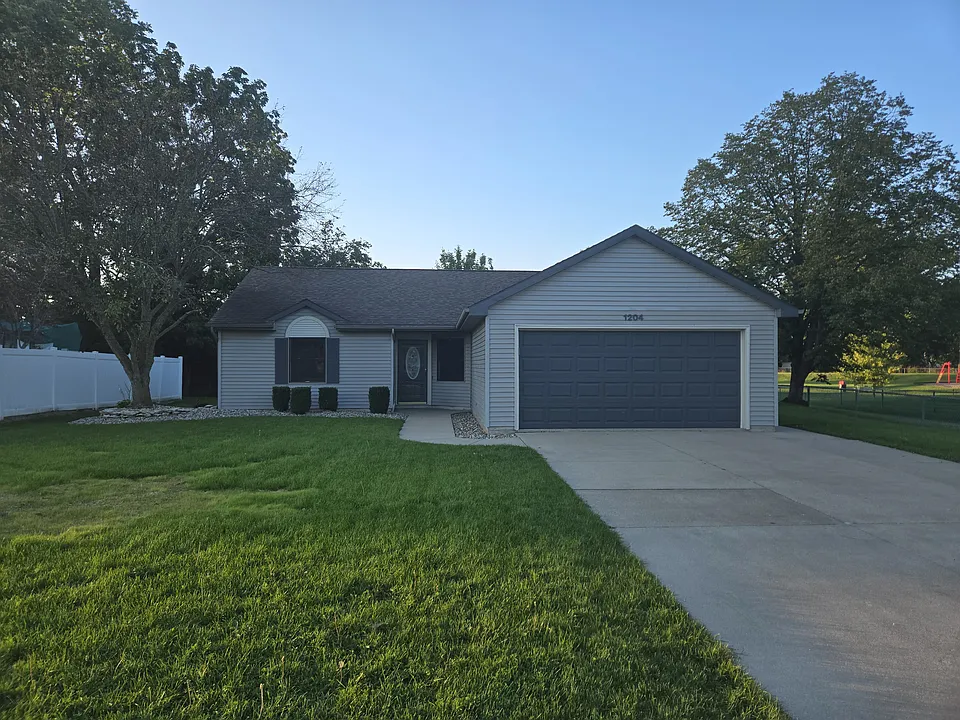 1204 Elm St