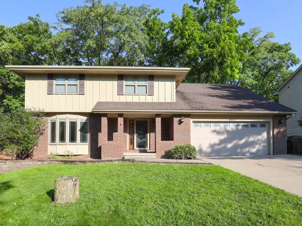 8023 Maple Dr, Urbandale, IA 50322
