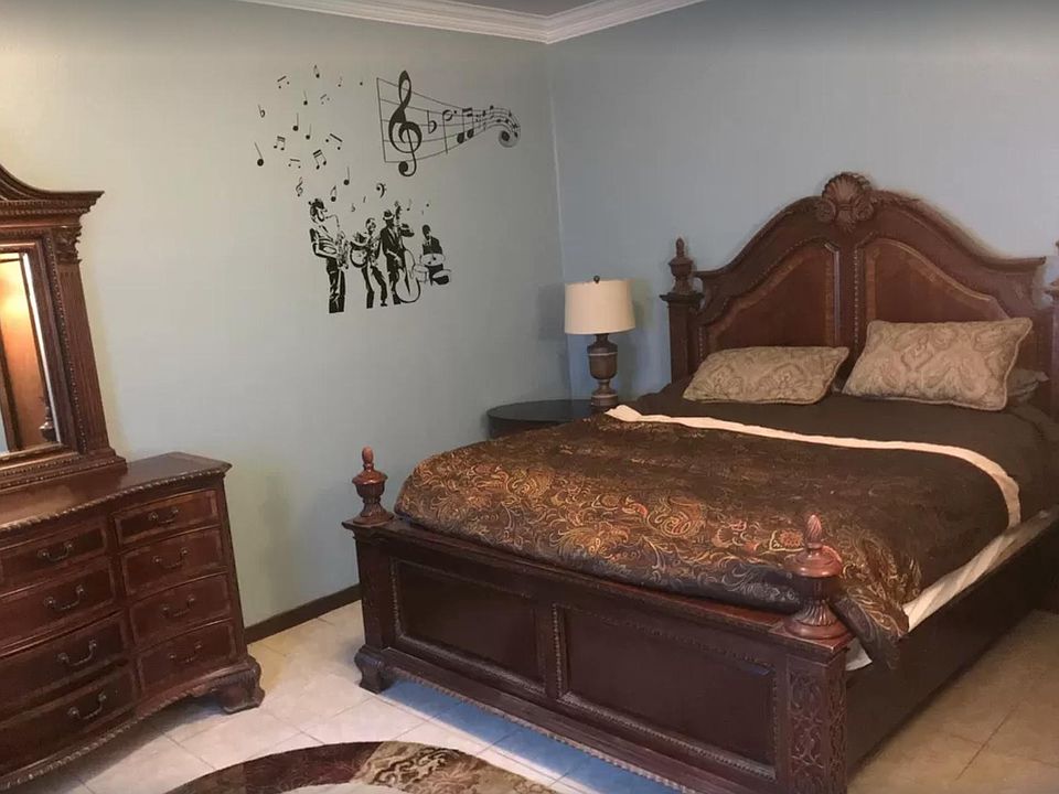 large bedroom 17x20