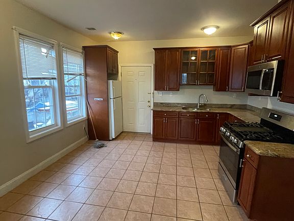2nd image of 112 4th Ave #3