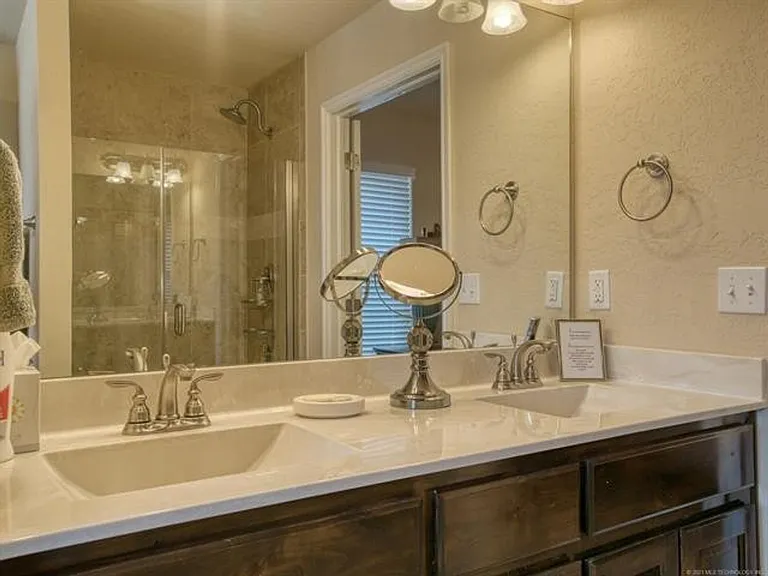 10724 Masters Cir — Photo 17