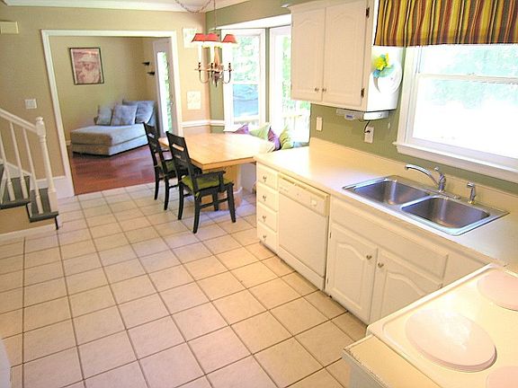 Bright kitchen w/tile floor