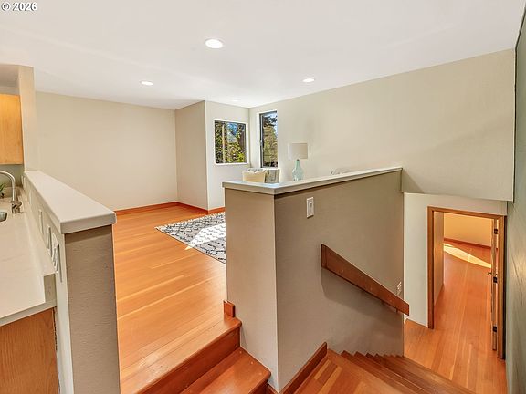 5th image of 525 Heceta Pl