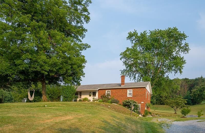 1st image of 660 Pear Tree Ln