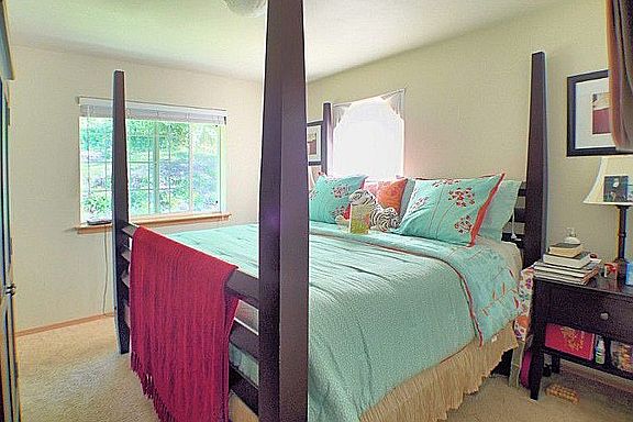 5th image of 5062 23rd Ave SW #A