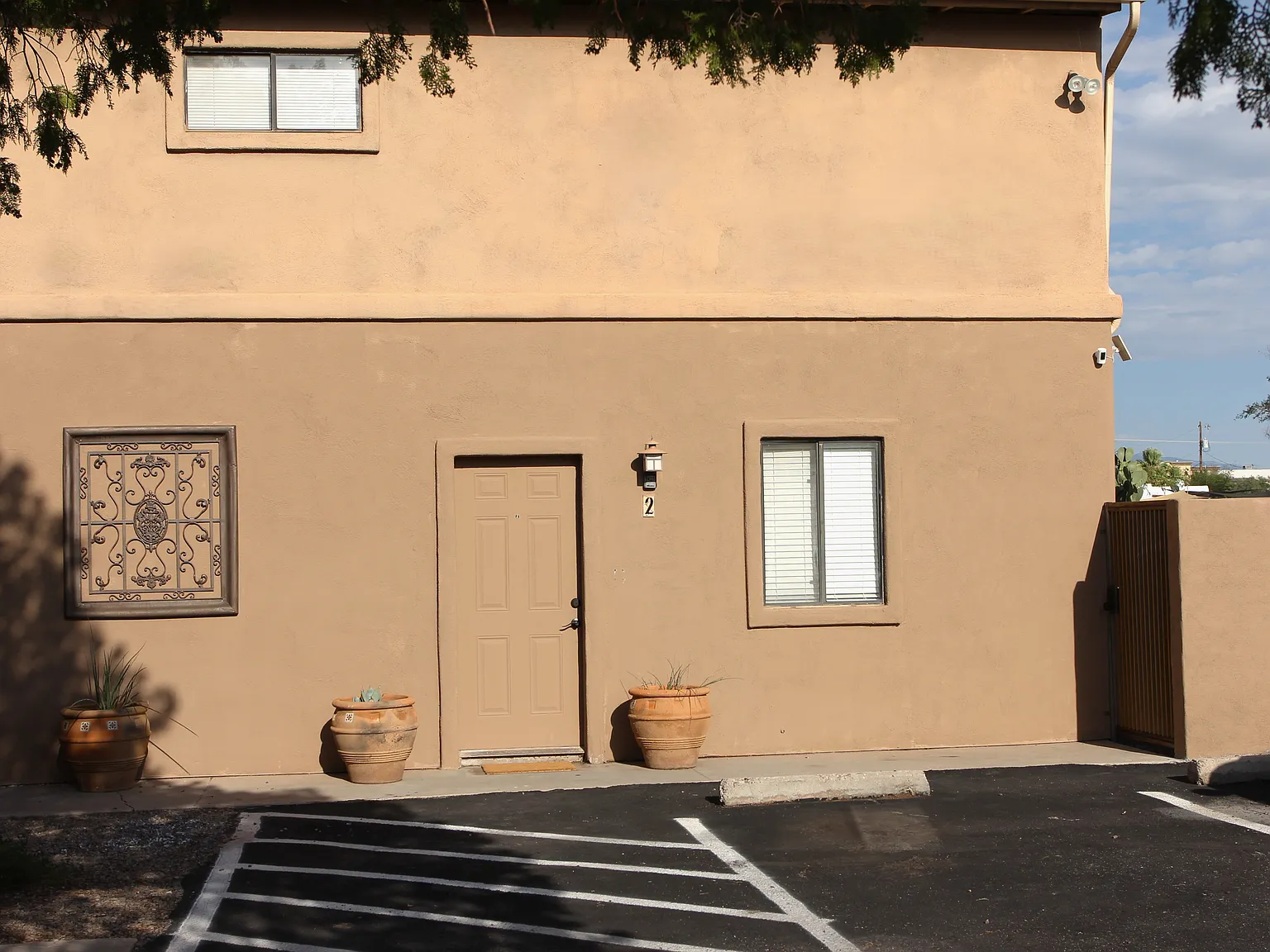 581 E Calle Arizona — Photo 2