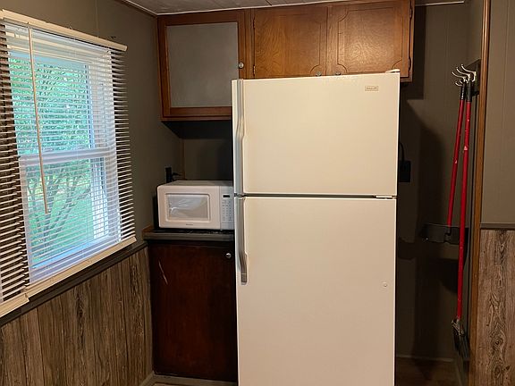 Fridge & Microwave included