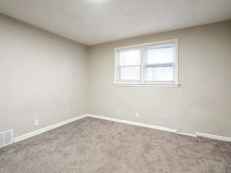 1715996_022_main_bedroom_13389289.jpg
