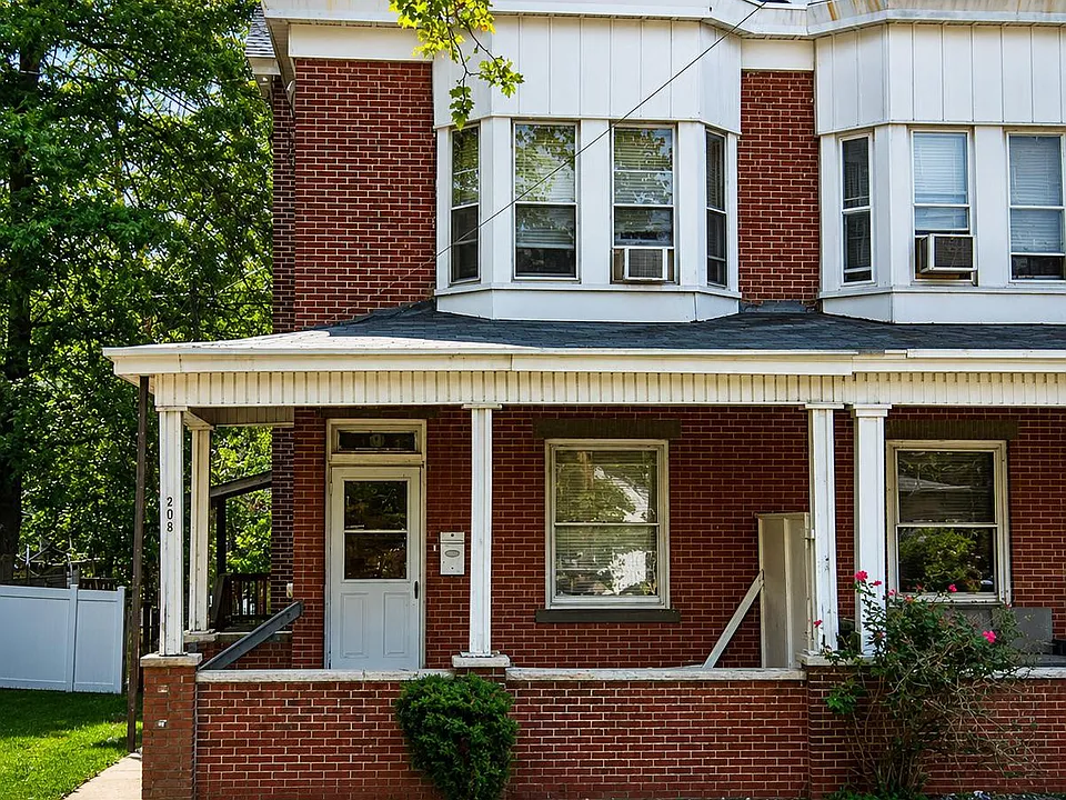 208 Maple Ave