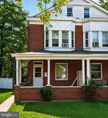 208 Maple Ave Photo 1