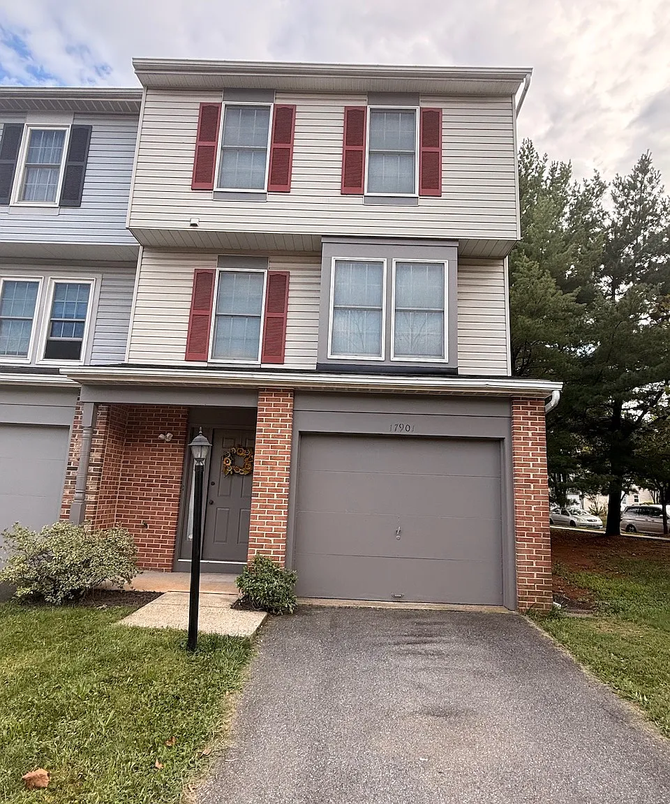 3 bed, 2.5 bath, 1320 sqft, $2,695 — Photo 1
