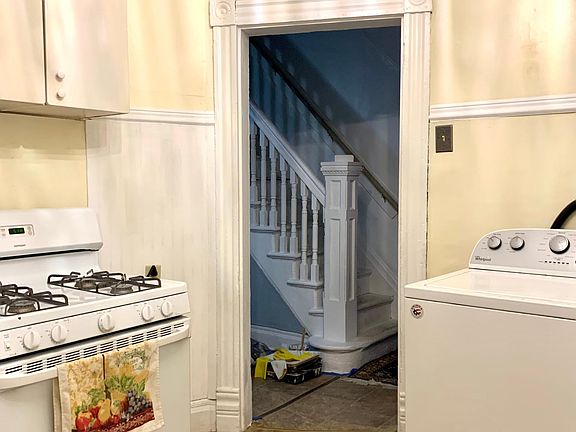 5th image of 1039 Lind St
