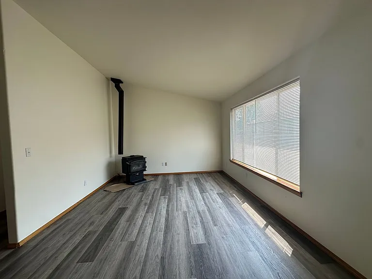 2132-2142 SW Reindeer Ave — Photo 5