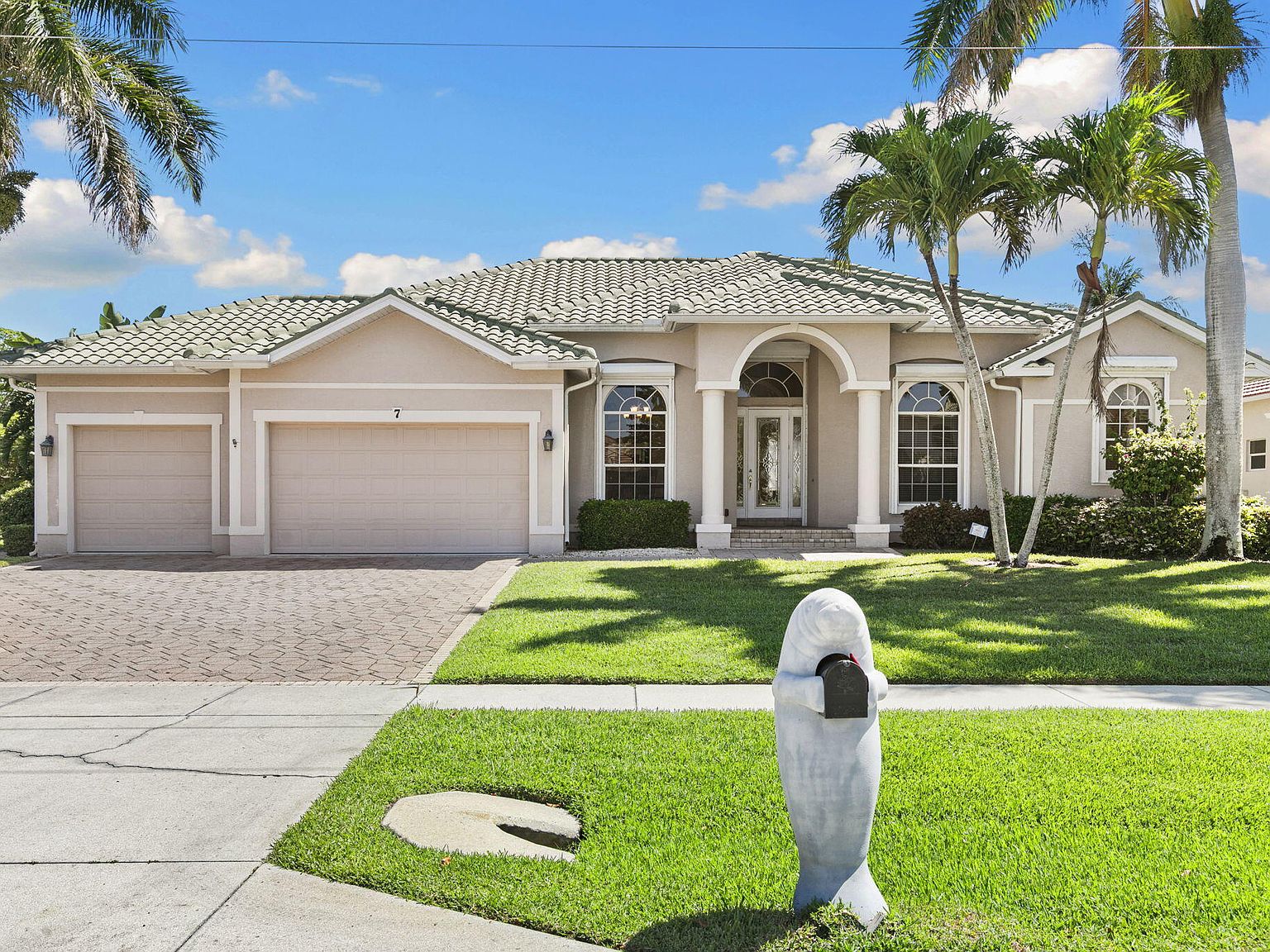 ブルーヒルズ 7 Blue Hill Ct, Marco Island, FL 34145 | MLS #2251245 | Zillow